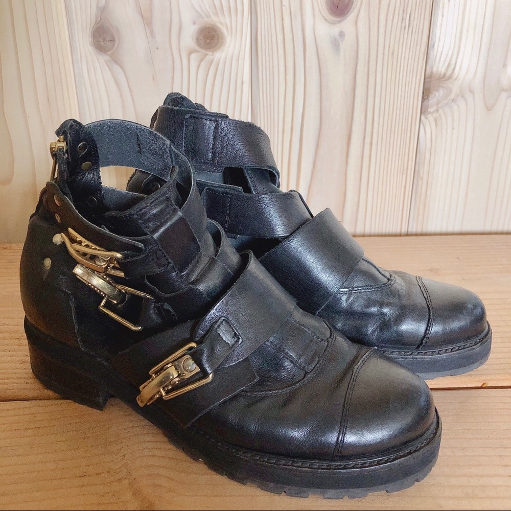 TOPSHOP Cut Out Detailed Leather Ankle Boots